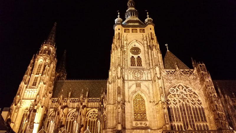 prague st vitus cathedral at night